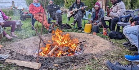 Runde am Feuer